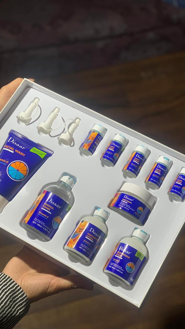 مجموعة ديسار لتفتيح البشرة بفيتامين C اشرقه تدوم - 10 قطع